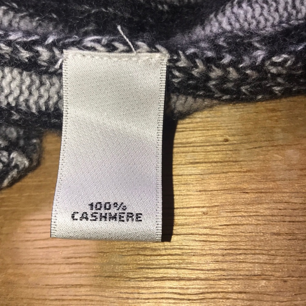 Beautiful Cashmere sweater black and gray size small - Picture 7 of 8